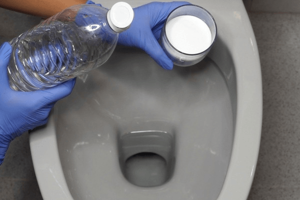 cómo limpiar el WC con vinagre y bicarbonato