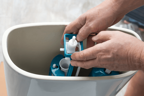Fontanero para arreglar cisterna del WC