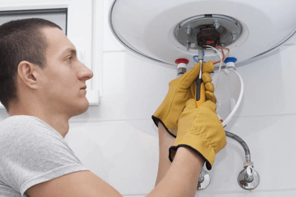 fontanero para instalar un termo eléctrico