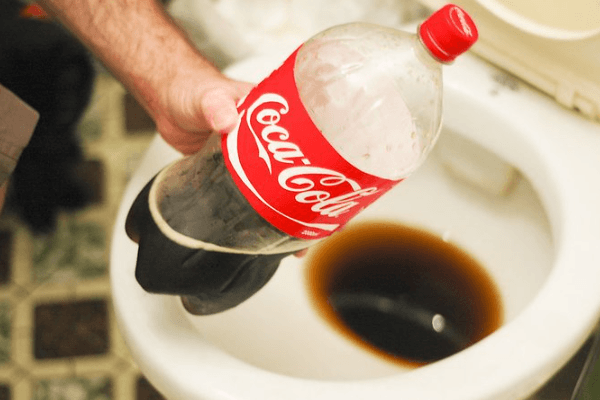Métodos caseros para desatascar una tubería del baño
